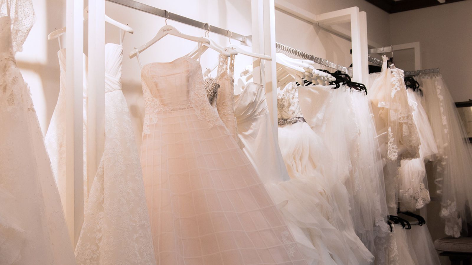 GLAM UP YOUR BRIDAL GOWN HANGERS WITH THESE BREATHTAKING DIY IDEAS